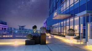 A modern building with large windows and a rooftop terrace. - Doubletree By Hilton Guang'An (Guang'an)