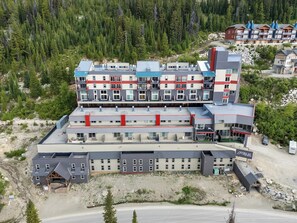Exterior - Champagne Powder Chalet! Best Ski In/Out at Big White. Sleeps up to 7ppl. (Beaverdell)