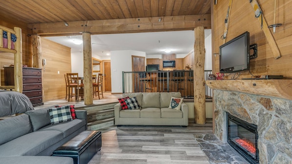 TV - Champagne Powder Chalet! Best Ski In/Out at Big White. Sleeps up to 7ppl. (Beaverdell)