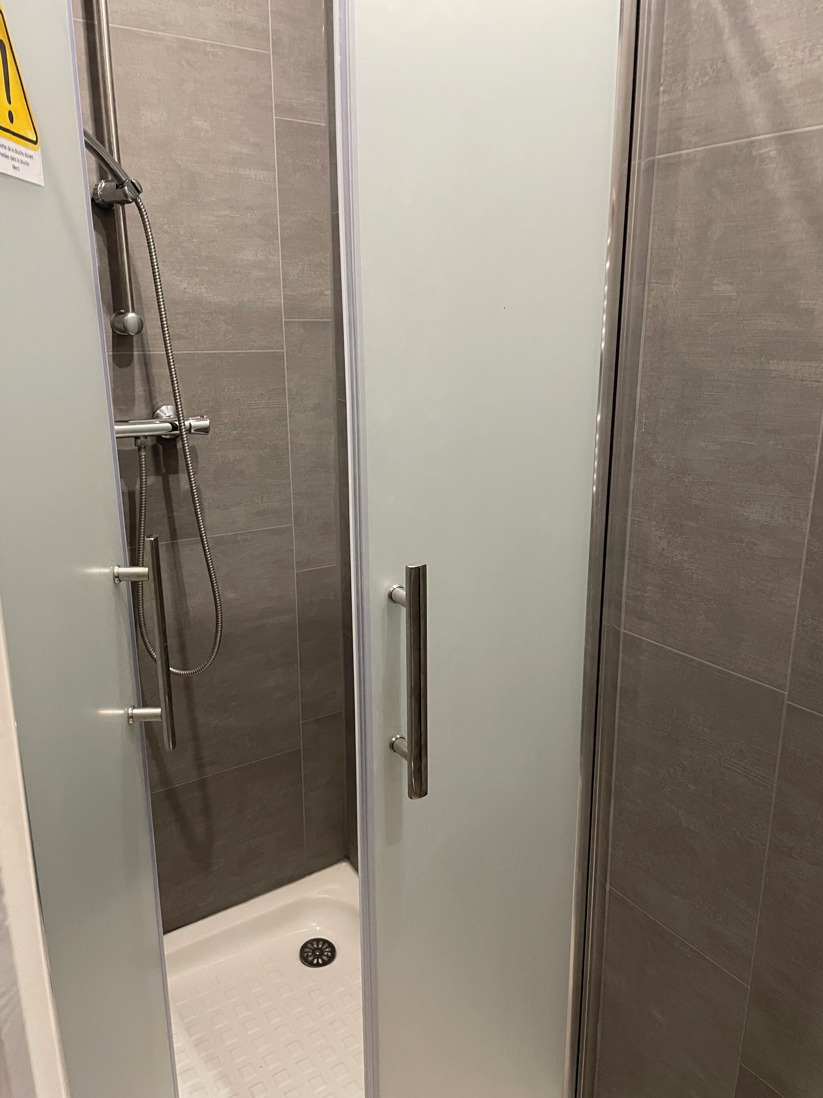 Dusch, hårtork, tvål och toalettpapper