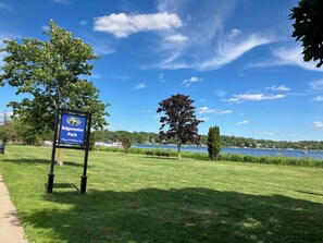 Property grounds - This is it! Your Sanctuary in Williams Bay on Geneva Lake (Williams Bay)