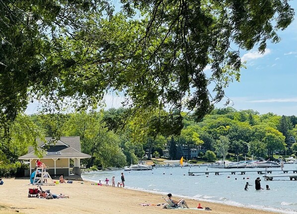Sun-loungers, beach towels - This is it! Your Sanctuary in Williams Bay on Geneva Lake (Williams Bay)