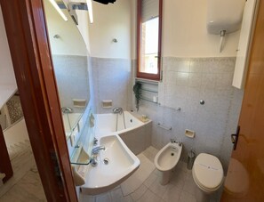 Doccia, asciugacapelli, bidet, asciugamani
