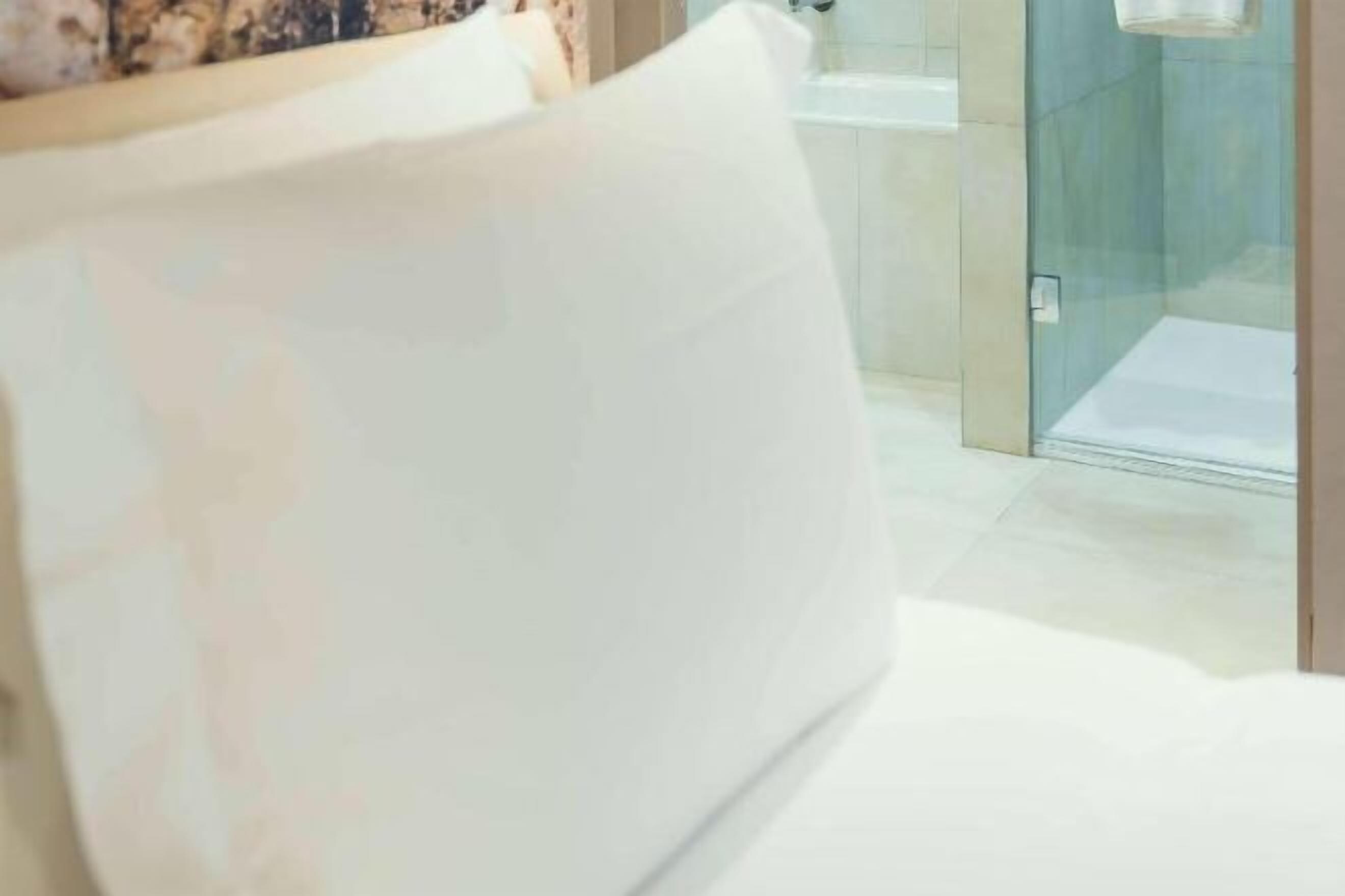 Hulu semburan mandi hujan, pengering rambut, jubah mandi, selipar 