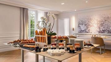 Frukostbuffé varje dag (EUR 29 per person)