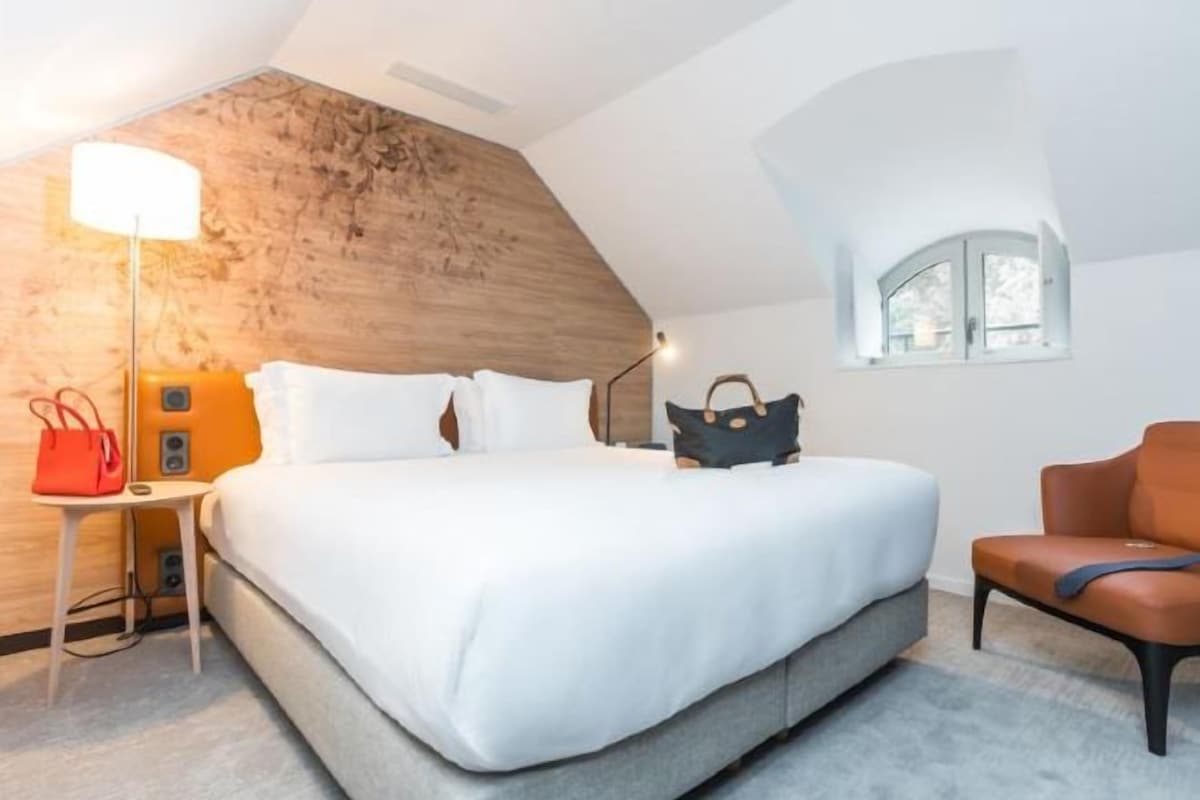 Premium bedding, in-room safe, desk, laptop workspace