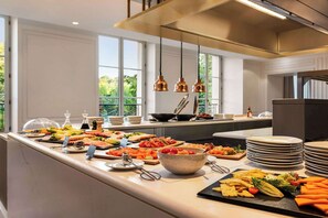 Daily buffet breakfast for a fee - Dolce By Wyndham Versailles - Domaine Du Montcel (Jouy-en-Josas)