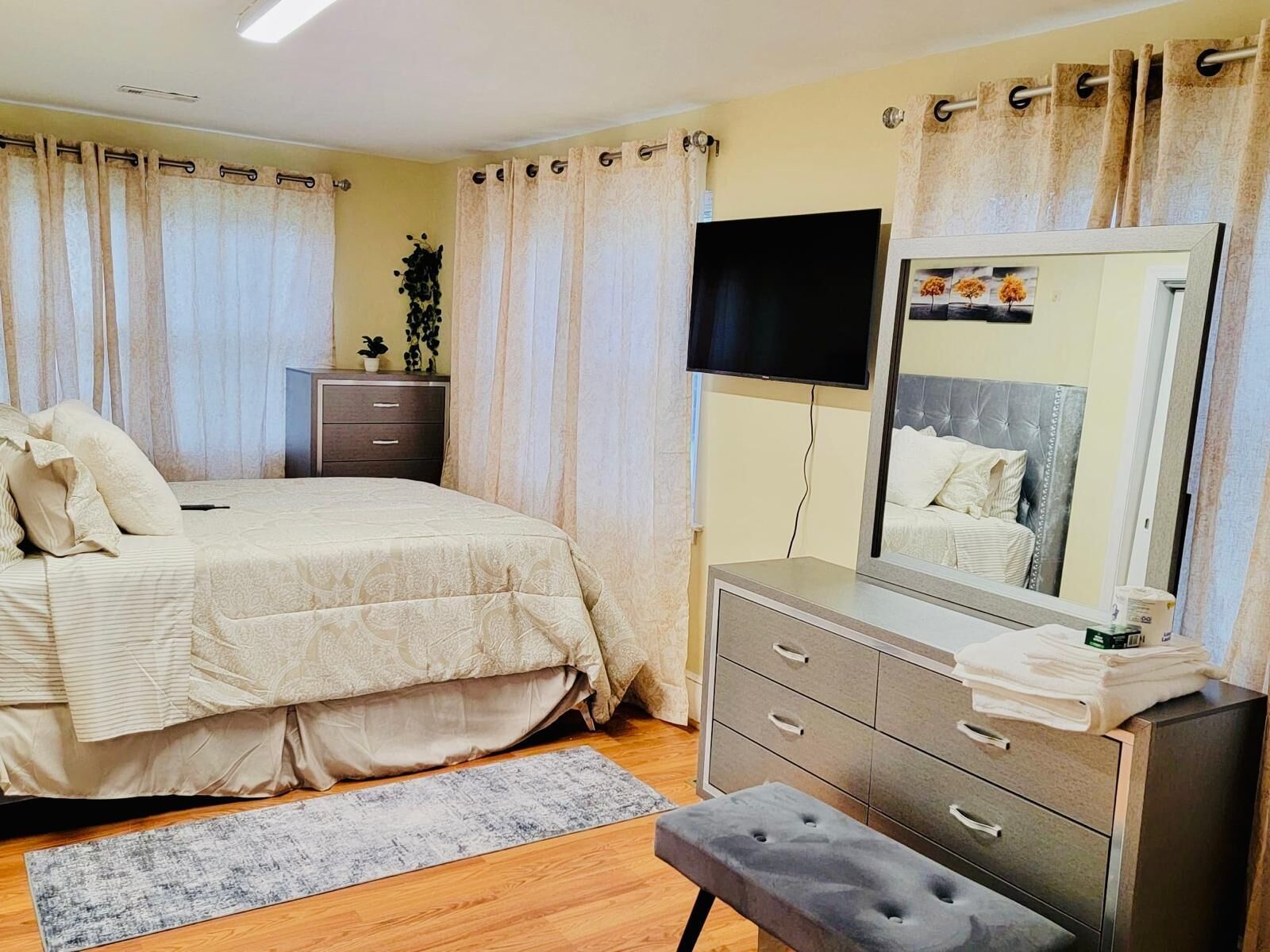 4 bedrooms, iron/ironing board, WiFi, bed sheets