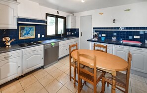 Fridge, oven, stovetop, dishwasher - Stunning home in Uchaux (Uchaux)