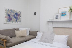 Apartment | Living area | Flat-screen TV - Light Filled Studio With View of Regents Park (London)