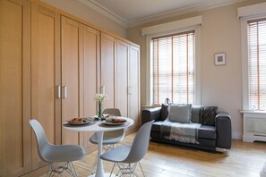Dining - Charming London City Apartment (London)