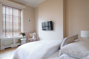 1 bedroom, iron/ironing board, free WiFi, bed sheets - Charming London City Apartment (London)