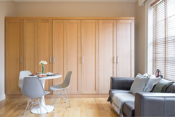 Interior - Charming London City Apartment (London)