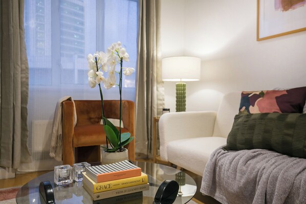 Apartment | Living area - Perfectly Located Apartment Above Tube Station (London)