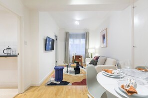 Apartment | Dining - Perfectly Located Apartment Above Tube Station (London)