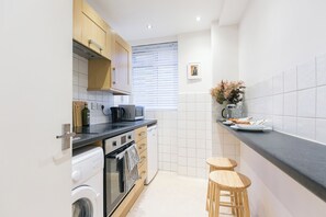 Apartment | Private kitchen - Perfectly Located Apartment Above Tube Station (London)