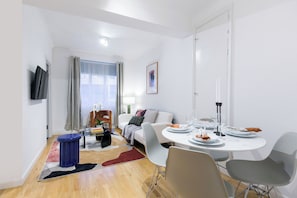 Apartment | Dining - Perfectly Located Apartment Above Tube Station (London)