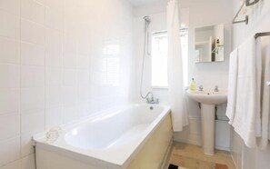 Ferienhaus | Badezimmer | Dusche, Handtücher