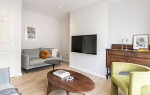Living area - Spacious 4 Bedroom House Sleeps 8 (Salford)