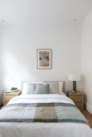 Apartment | 1 bedroom, iron/ironing board, free WiFi, bed sheets - Generously Large 1 Bedroom Apartment in Farringdon (London)