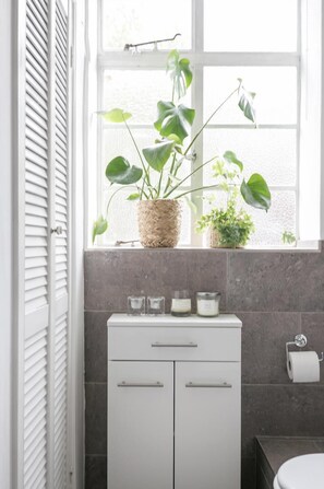 Apartment | Bathroom | Shower, hair dryer, towels - Chic 1 Bedroom Apartment in Bloomsbury (London)