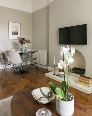 Apartment | Dining - Chic 1 Bedroom Apartment in Bloomsbury (London)