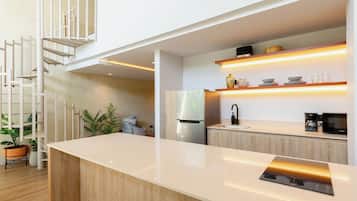 Departamento urbano | Cocina privada | Cafetera y tetera y comedor