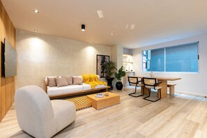 ดีลักซ์อพาร์ทเมนท์, 2 ห้องนอน | บริเวณนั่งเล่น | สมาร์ททีวี