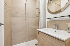 Shower, hair dryer, towels