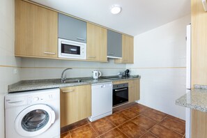 Fridge, microwave, oven, coffee/tea maker