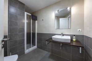 Douche, serviettes fournies