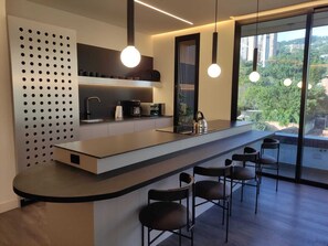 Réfrigérateur, micro-ondes, cafetière/bouilloire, grille-pain