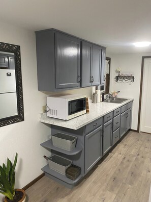 Een koelkast, een microgolfoven, een oven, een kookplaat