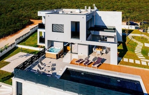 Exterior - Luxurious home in Debeljak (Debeljak)
