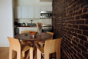 Fridge, microwave, coffee/tea maker, cookware/dishes/utensils - Modern Apartment in Korea Town (Los Angeles)
