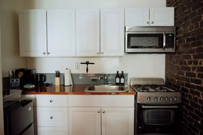 Fridge, microwave, dishwasher, coffee/tea maker - Modern Apartment in Korea Town (Los Angeles)