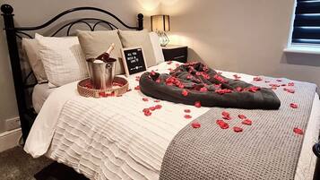 2 bedrooms, desk, iron/ironing board, WiFi