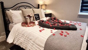 2 habitaciones, escritorio, tabla de planchar con plancha y wifi