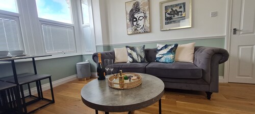 Clean homely 2 bed apartment