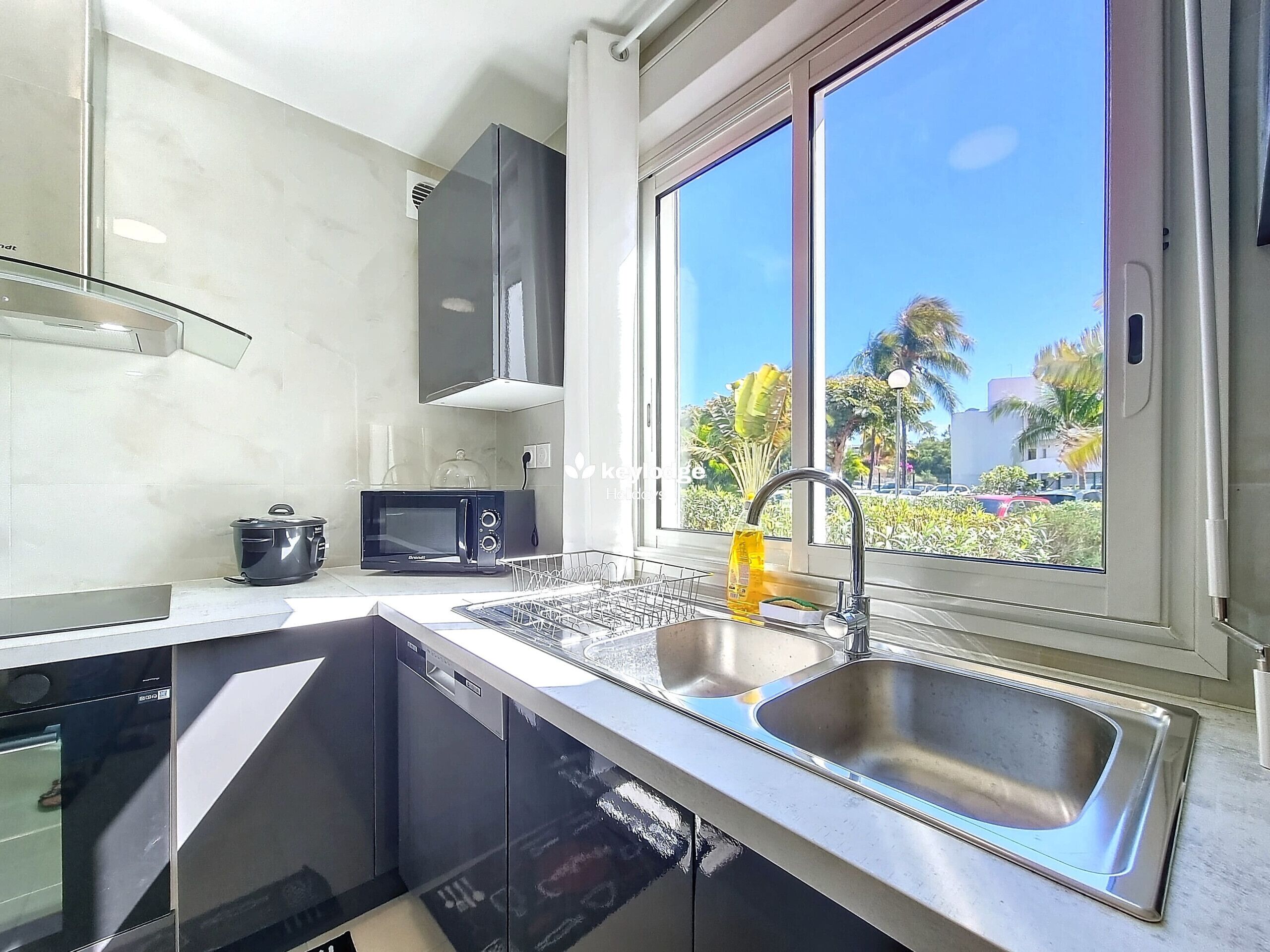 Kjøleskap, mikrobølgeovn, ovn og oppvaskmaskin