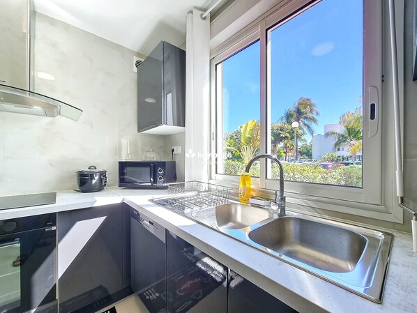 Réfrigérateur, four à micro-ondes, un four, lave-vaisselle