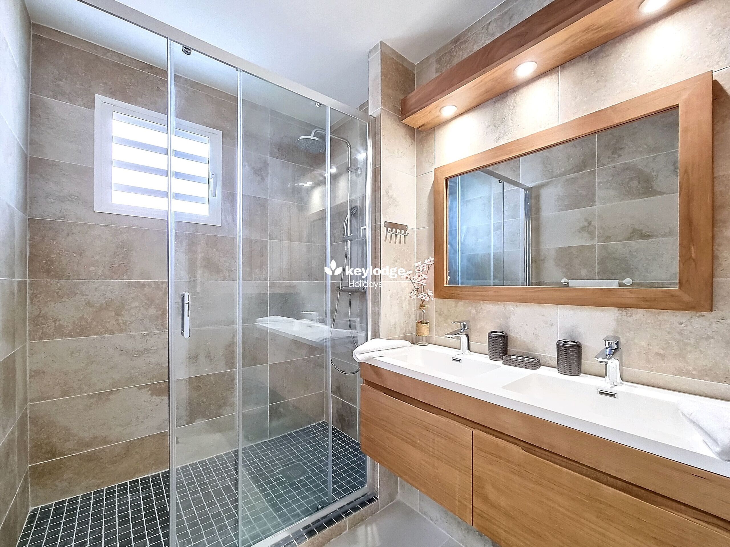 Ducha, secador de pelo, toallas