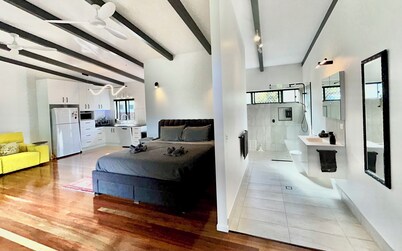 Garden Retreat with Pool - fully detached Studio