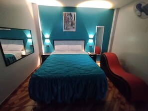 Traditional Room, 1 Double Bed, Non Smoking, Private Bathroom | Down duvets, laptop workspace, free WiFi - Hostal El Pilar (Callao)
