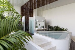 Bañera de hidromasaje al aire libre
