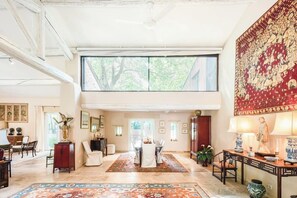 المنشأة من الداخل