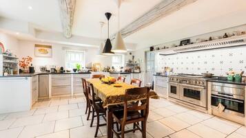 Een koelkast, een microgolfoven, een oven, een vaatwasser