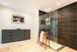 Douche, articles de toilette (gratuits), séchoir à cheveux