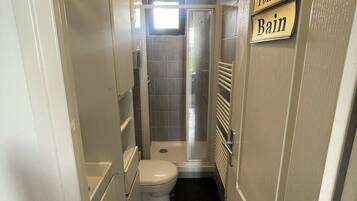 SĂšche-cheveux, serviettes fournies, savon, shampoing