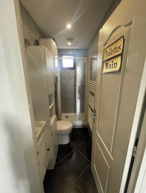 Sèche-cheveux, serviettes fournies, savon, shampoing